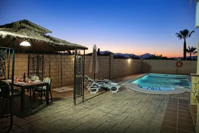 Image de Villa privée, au milieu des orangers, avec piscine, à 10 minutes du centre.
