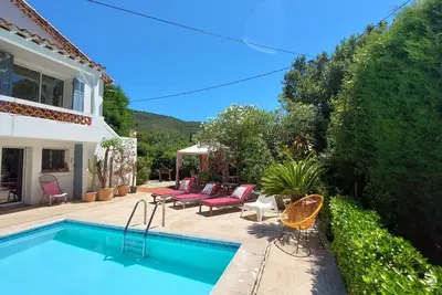 Image de Moitié de villa avec piscine. Bord de mer. Calme. Verdure. Mer 10 mn à pied.