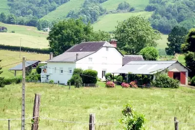 Image de Gîte à la ferme au pied de la montagne.