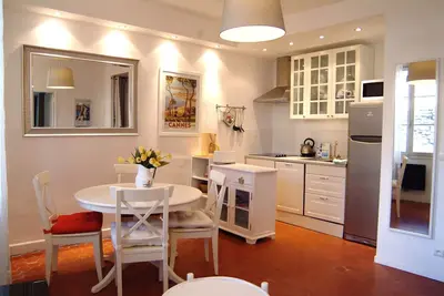 Image de 3 pièces, climatisé, centre ville historique très calme, proche plage et Palais