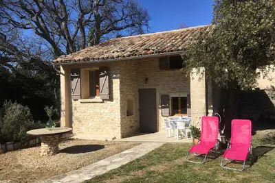Image de petite maison \" le cabanon\" au coeur du luberon