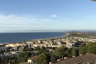 Image de T3 situé sur le Mont Saint Clair, avec vue panoramique mer et étang et piscine.
