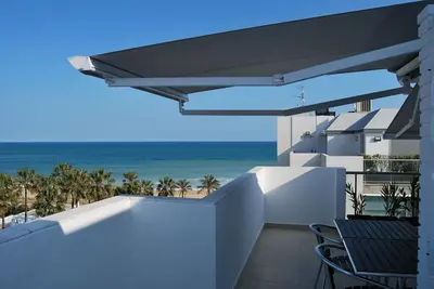 Image de Magnifique Penthouse neuf en première ligne de plage. Wifi gratuit et piscine