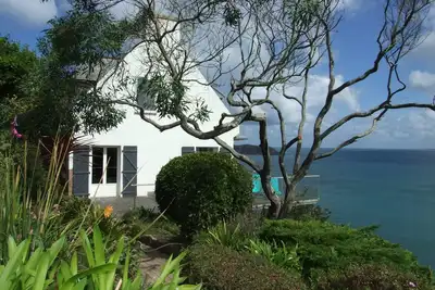 Image de maison avec vue sur mer imprenable (accès direct), 300 m de la plage