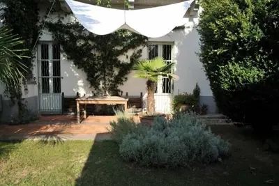 Image de Entre Lac Majeur et Lac d'Orta, maison d'architecte sur jardin clos et ombragé.