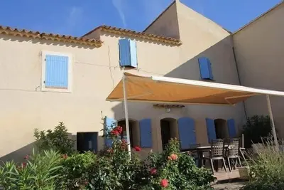 Gîte de 3 chambres au pied du Luberon sur domaine avec piscine