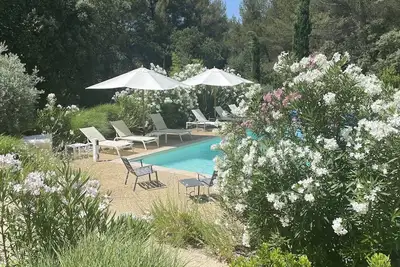 Image de Menerbes:grand mas avec piscine dans 2 ha arbores, site tres calme, 3km du village