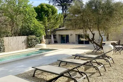 Image de Proche de Lourmarin, maison avec jardin clos dans domaine oléicole et viticole.