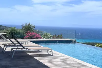 Image de Villa ultra design - vue mer panoramique -coucher de soleil - piscine