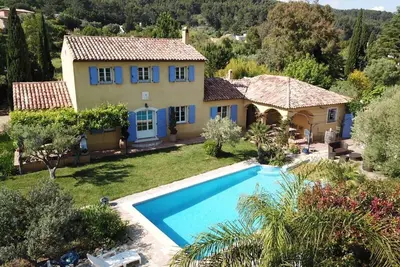 Superbe  villa à 15 ' de la mer 8  pers. proche Hyeres, pisc priv, , calme absolu