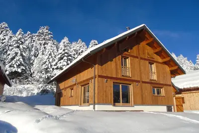 Image de La Feclaz Apt dans chalet, Skis aux pieds.