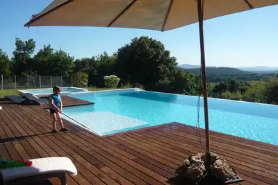 Image de Vue dominante et exceptionnelle sur Lourmarin, le Luberon et les Alpilles
