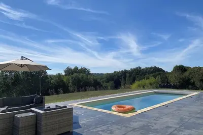 Image de Lumineuse maison d’architecte-piscine privée au sel-magnifique vue sans visàvis