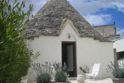 Charmant trullo avec jardin privé à deux pas du centre ville