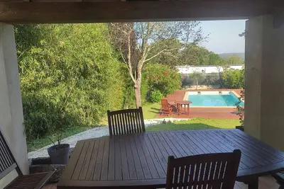 Image de A deux pas de Nîmes, le calme d'un village dans une belle villa avec piscine.