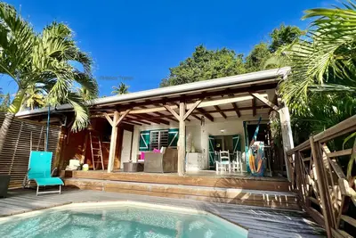 Bungalow avec piscine de 3 m par 3, 5 m privative