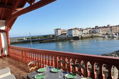 Appartement spacieux sur le port de St Jean de Luz. . . tout accės à pied. . .