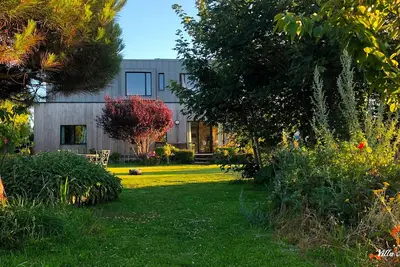 Image de Maison bois avec piscine Ă 150 m de la plage, grand jardin et potager.