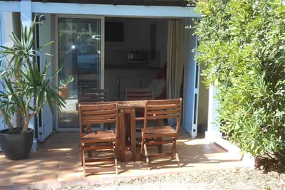 Image de petite villa 2 pièces avec jardin, au calme et proche de la plage du brusc