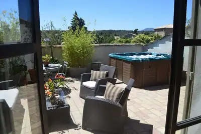 Image de Jacuzzi privatif dans Minervois, beau gîte de caractère, charme, détente, terroir