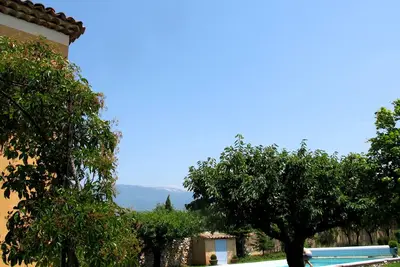 Image de Au pied du Mont Ventoux, maison traditionnelle provençale avec jardin et piscine