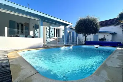 Image de Magnifique villa avec piscine, 50 metres de la plage!