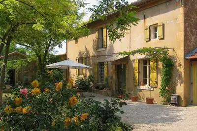 Image de Mas traditionnel avec piscine et grand jardin au coeur d'un village du Luberon