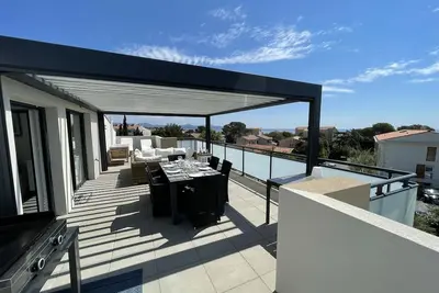 Image de Appartement neuf climatisé, esprit maison sur le toit avec vue mer