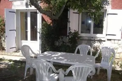 Annecy Tout Proche Centre  - Agréable Studio Sur Jardinet Ombragé et Garage
