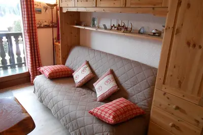 Image de Petit studio avec balcon avec vue sur la montagne.