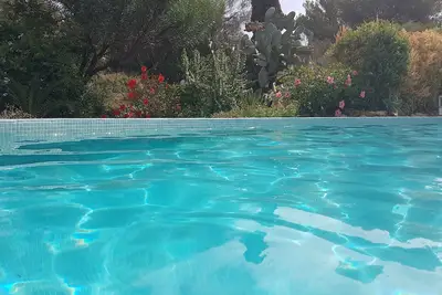 Image de Bord De Mer appartement dans une grande maison avec piscine eau salée