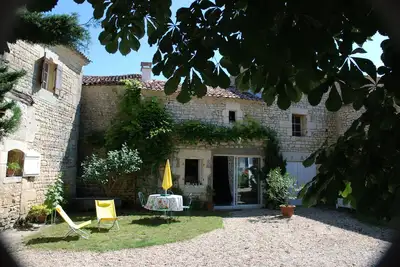 Image de Emma's Cottage gîte au calme au milieu des vignes à 3km du bourg. Proche de Royan