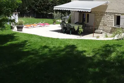 Image de Provence au pied du Mont Ventoux, gîte 1 à 6 personnes avec piscine chauffée
