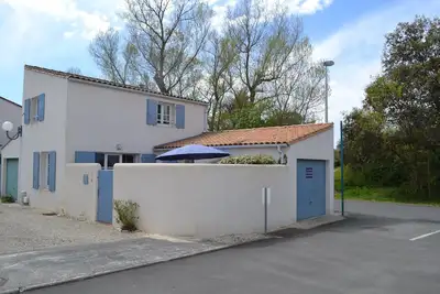 Image de villa calme et ensoleillée au coeur d'une pinède et proche des pistes cyclables