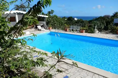 Image de Gite avec piscine et vue imprenable sur la mer