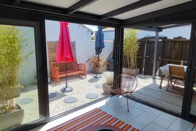 Image de 300m du village 1km de la plage. Nouveau décor en juin avec climatisation