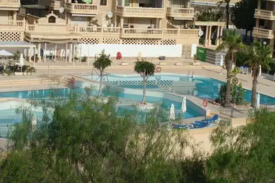 Image de 2 minutes à pied de la mer, grand appartement dans résidence avec piscine