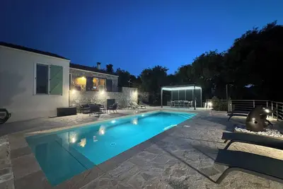 Image de comfortable villa in the heart of a garden with olive trees.