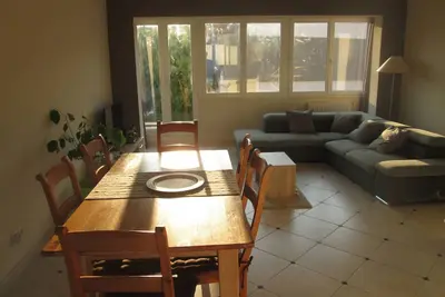 Image de Maison de ville lumineuse, agréable et idéalement située, à 200m de la plage