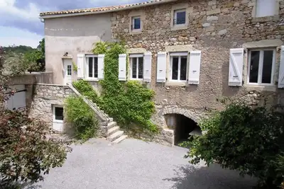 Maison en pierre indépendante de 8/10 pers. à proximité de la rivière Chassezac