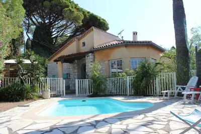 Image de 3 pieces dans villa avec piscine, jardin et parking privatifs. Chiens acceptés.