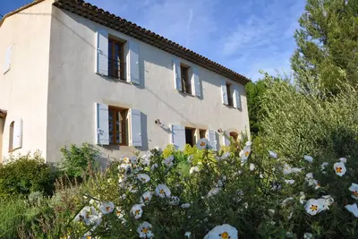 Image de Bastide provençale au calme dans la verdure