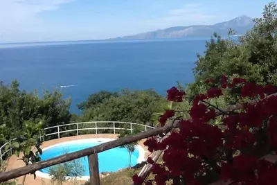 Image de Petite maison située au calme, piscine et vue sur la mer/Le Golfe de Policastro