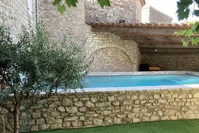 Image de Gîte entièrement rénové avec piscine dans maison en pierre de 1872