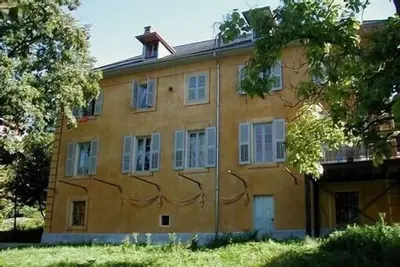 Image de Vaste maison savoyarde dans parc somptueux entre lac et montagnes