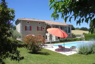 Image de Les charmilles: belle maison de style quercynois 3*. Cadre verdoyant.