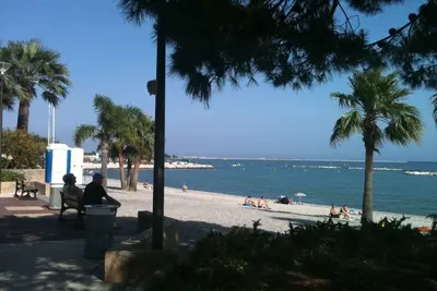 50 mètres de la mer Grand 2 pieces terrasse, très calme, entre Cannes et Monaco