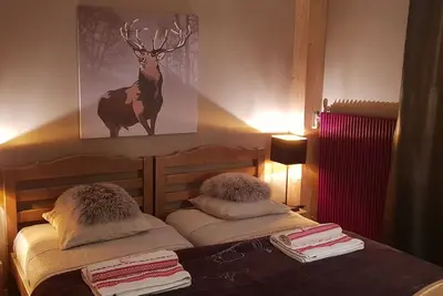 Image de Appartement Confortable dans un décor contrasté entre modernité et traditions.
