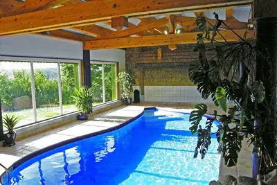 Image de Gîte/Chalet**** piscine intérieur à usage privé, borde la forêt, vue panoramique