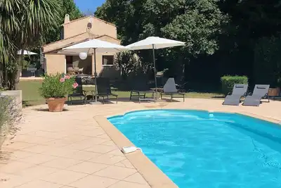 Image de Maison tout confort avec piscine et tennis privés au coeur de la provence verte